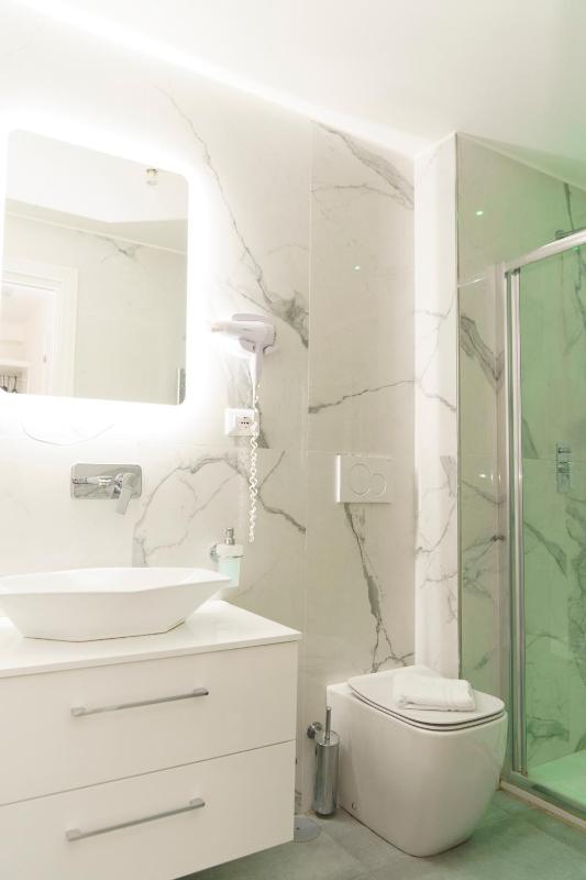 Deluxe Quadruple Room image 3