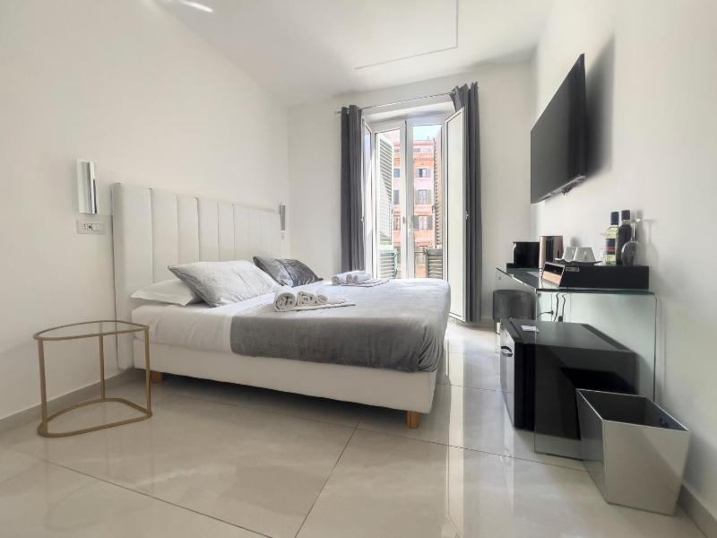 Standard Double Room image 3