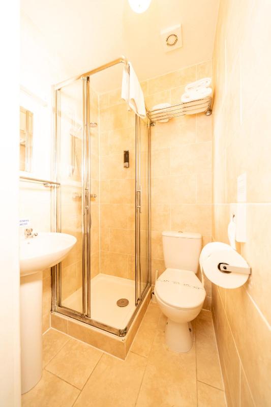 Twin Room with Private Bathroom image 3