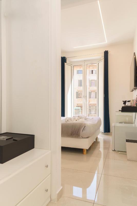 Deluxe Queen Room image 2