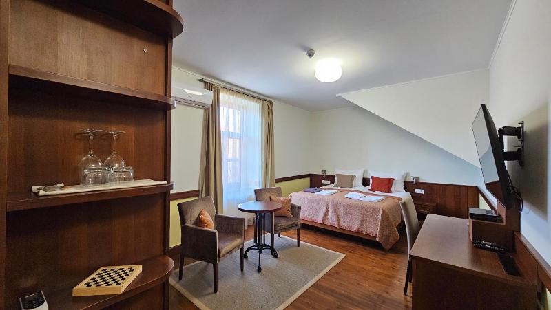 Standard Queen Room image 1