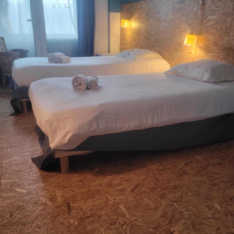 Twin Room image 4