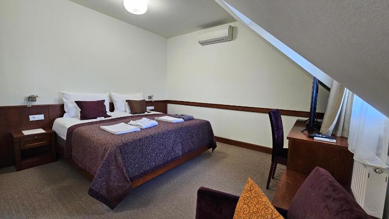 Standard Queen Room image 3