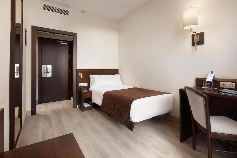 Twin Room (1 Adult) image 3