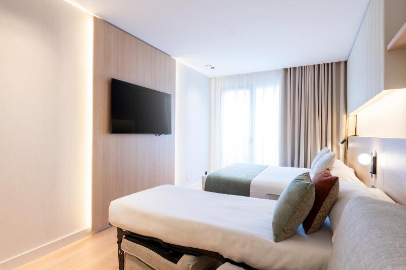 Superior Triple Room image 4