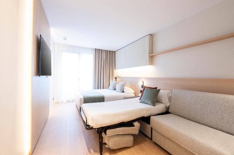 Superior Triple Room image 3