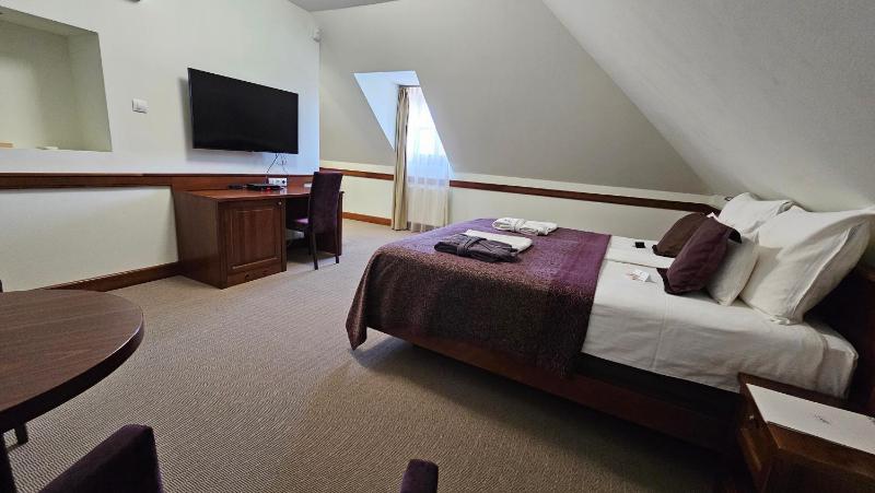 Standard Queen Room image 4