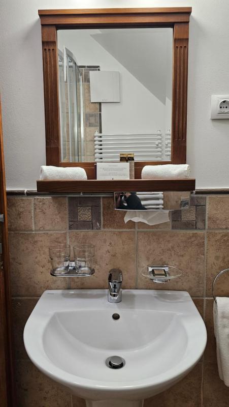 Standard Queen Room image 3