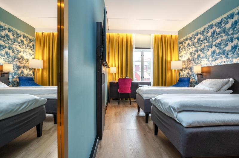 Standard Twin Room image 1