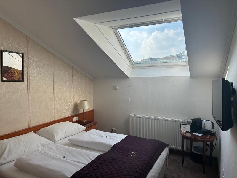 Classic Double Room image 1