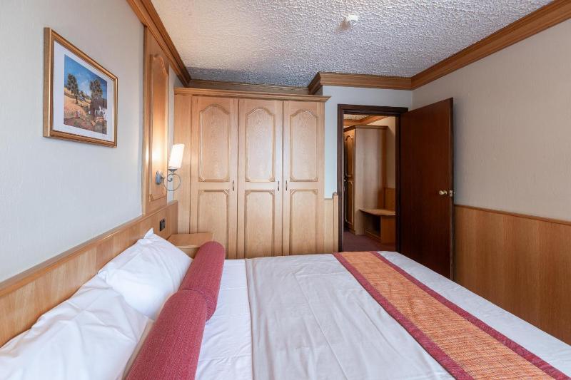 Classic Double or Twin Room image 4