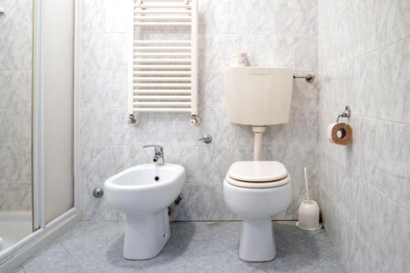 Twin Room with Shared Bathroom image 3