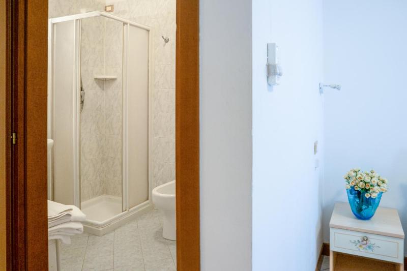 Twin Room with Shared Bathroom image 4