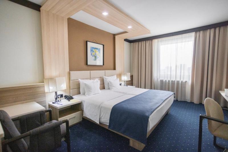 Standard King Room image 3