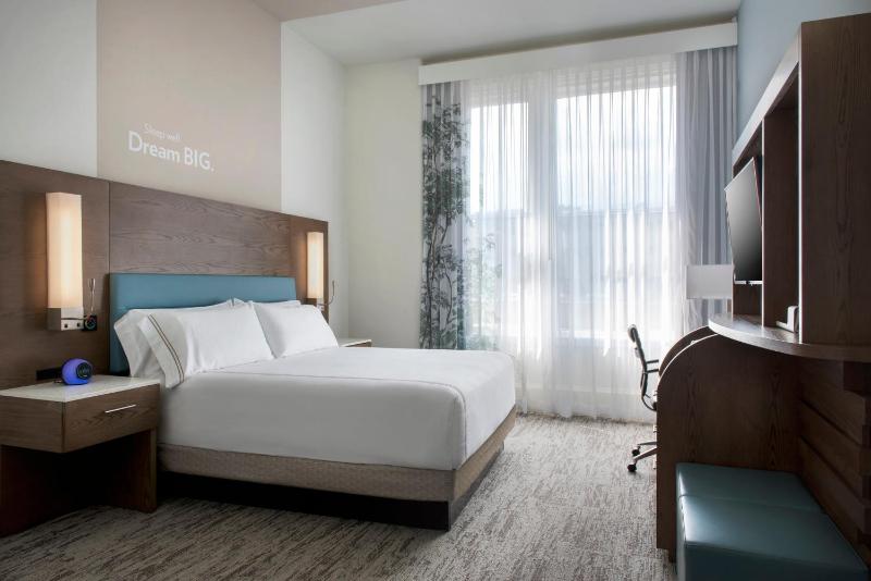 Premium Twin Room with Interior View image 4