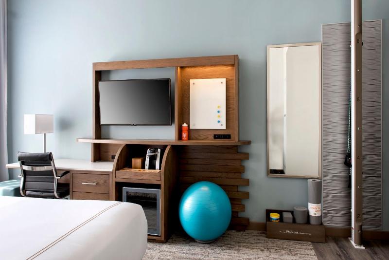 Standard King Room image 3