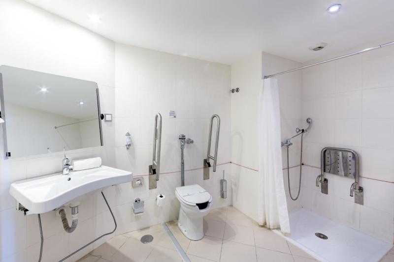 Standard Double Room - Disability Access image 3