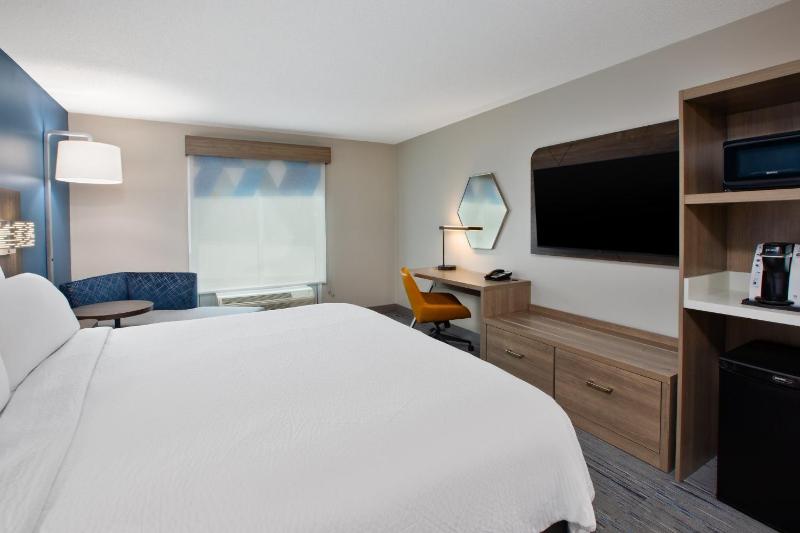Standard King Room image 4