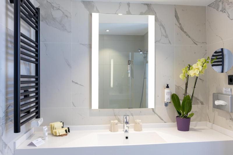 Queen Suite with Panoramic View image 3