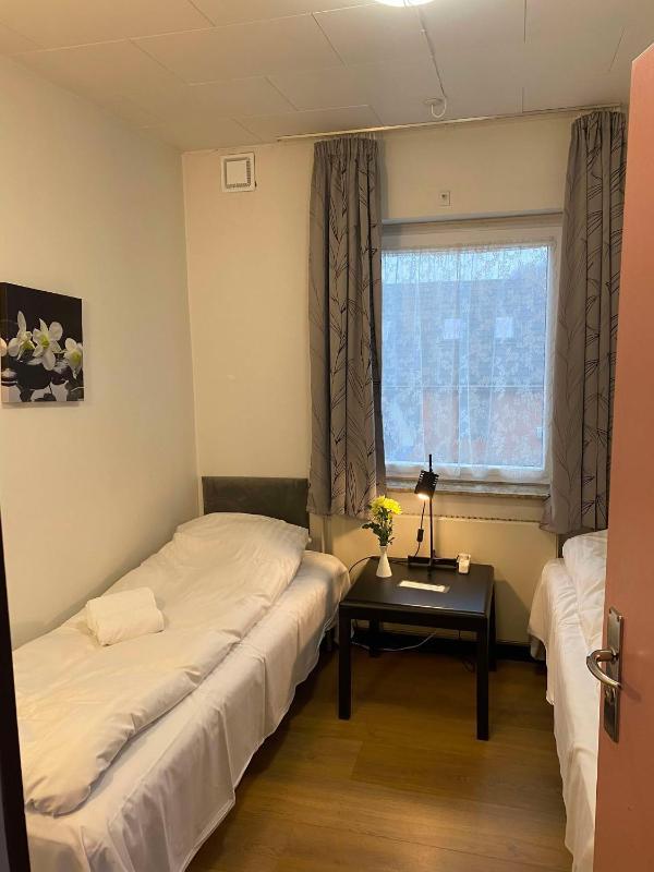 Twin Room with Shared Bathroom image 1