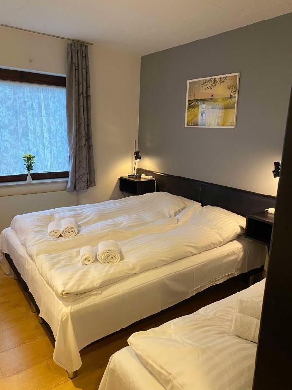 Twin Room image 4