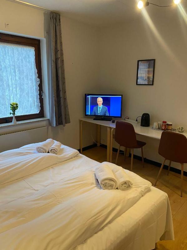 Twin Room image 3