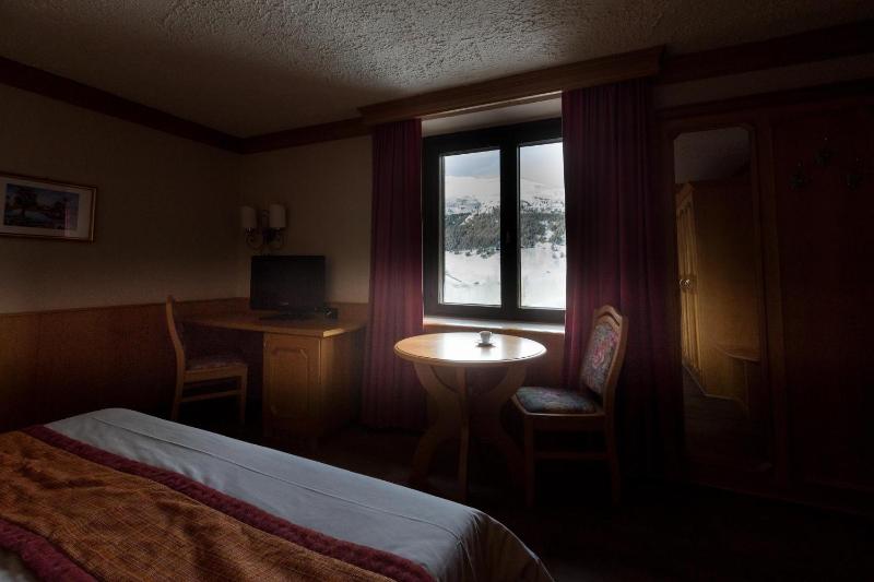 Classic Double or Twin Room image 3