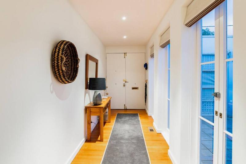 Sun-Soaked Sanctuary in the heart of Richmond - image 5
