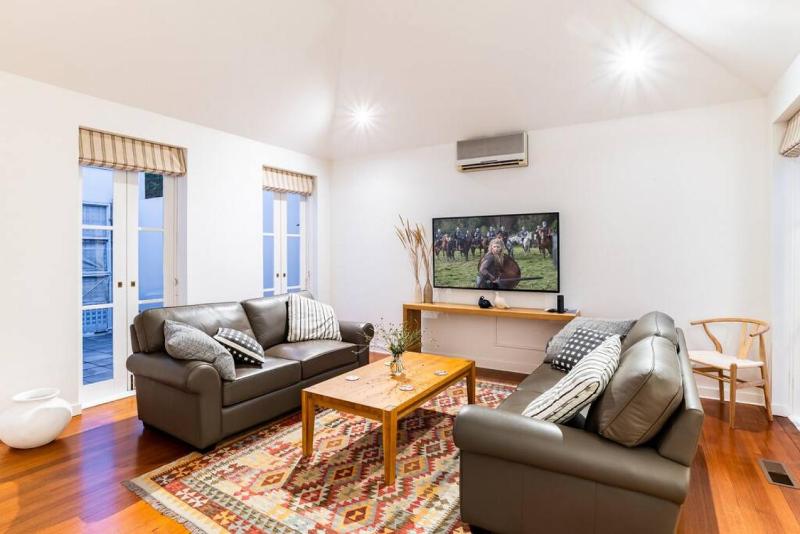 Sun-Soaked Sanctuary in the heart of Richmond - image 11
