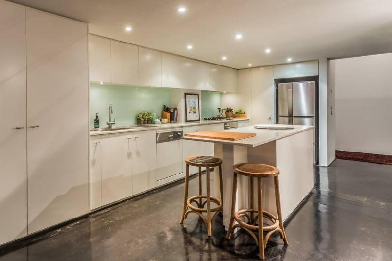 Luxury warehouse apartment close to CBD - image 9