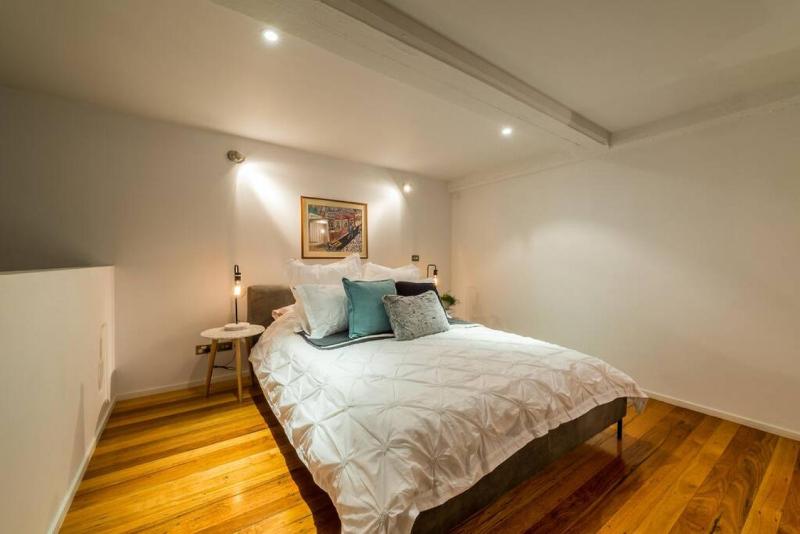 Luxury warehouse apartment close to CBD - image 12