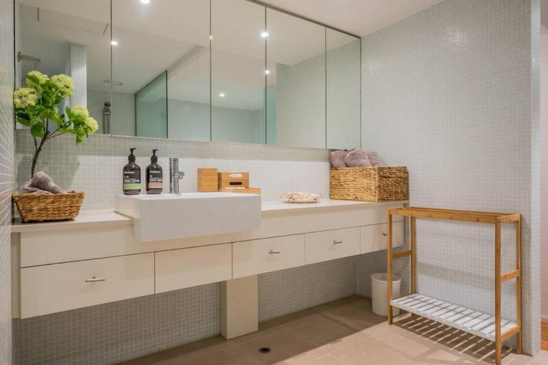 Luxury warehouse apartment close to CBD - image 5