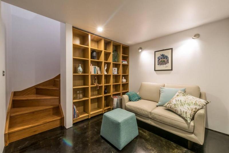 Luxury warehouse apartment close to CBD - image 16
