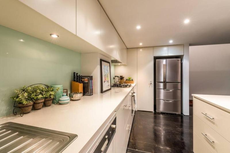 Luxury warehouse apartment close to CBD - image 11