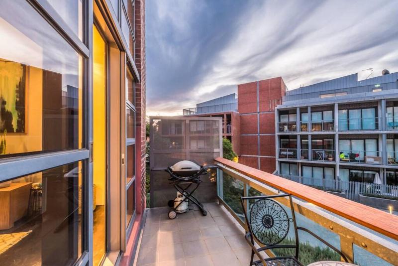 Luxury warehouse apartment close to CBD - image 8
