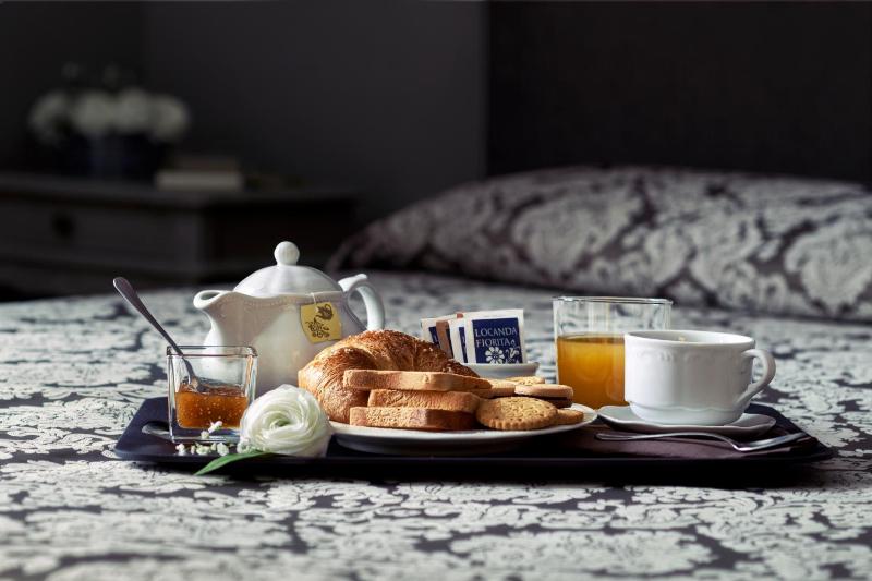 Single Room with Shared Toilet image 4