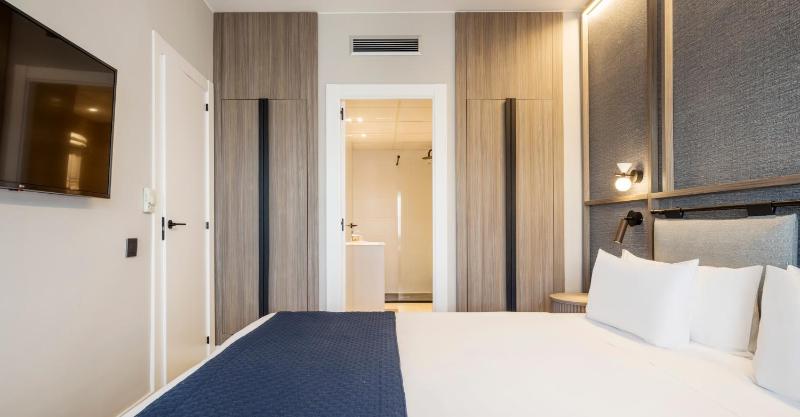 Premium Twin Room image 4