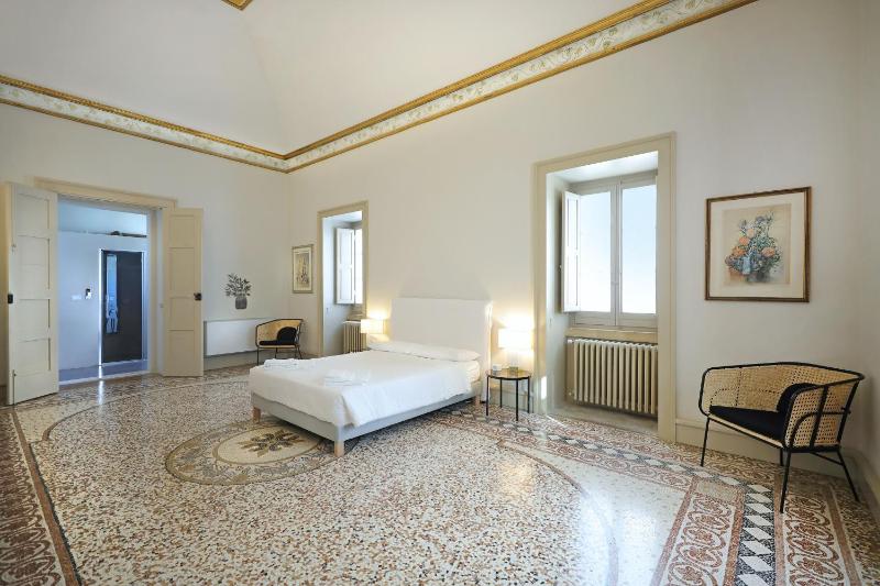 Deluxe Room image 1