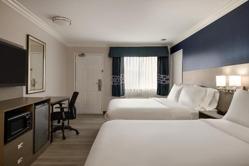 Queen Room with Two Queen Beds - Non-Smoking image 1