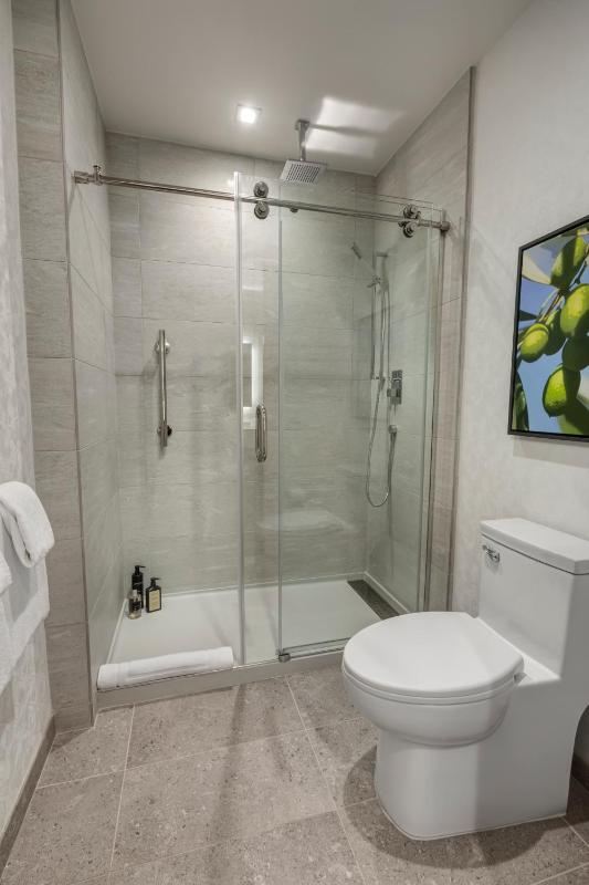 Standard King Room image 2