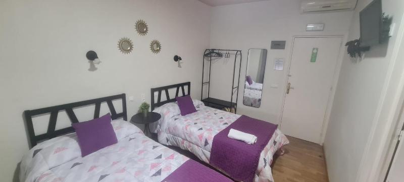 Double or Twin Room image 3
