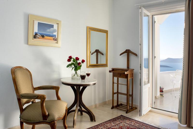 Triple Room with Caldera View image 2