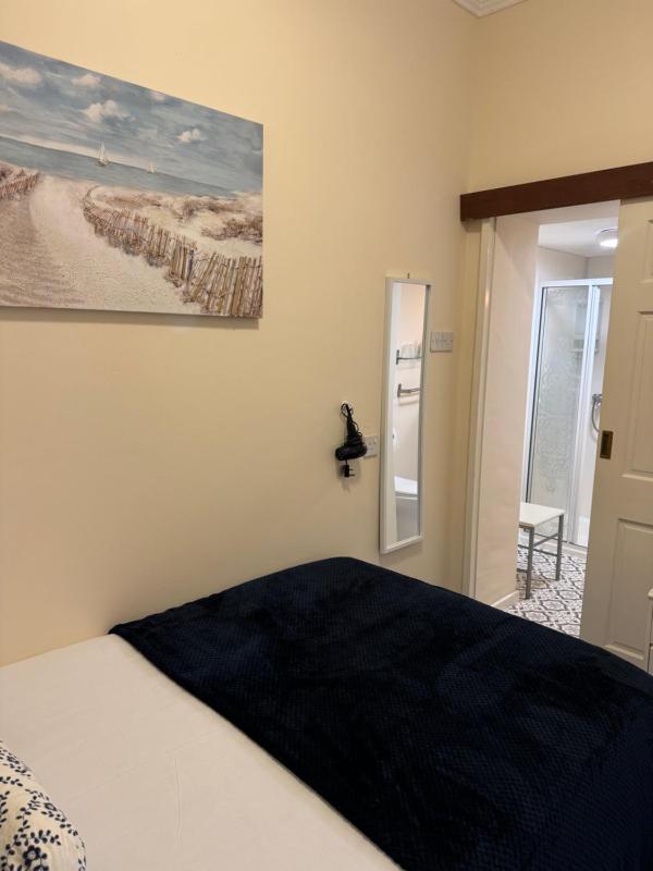 Economy Double Room image 4