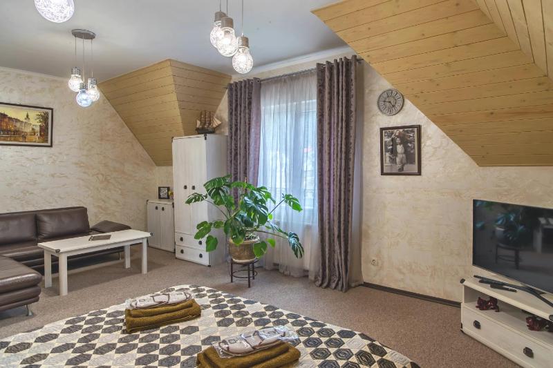Deluxe One-Bedroom Apartment with City View image 1