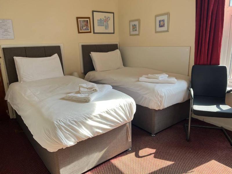 Twin Room with Private Bathroom image 1