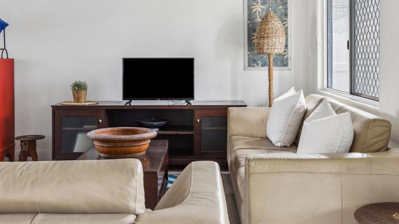 Beachdrift - Pet-Friendly Escape Just Steps to Pippi Beach - Holiday Yamba - image 6