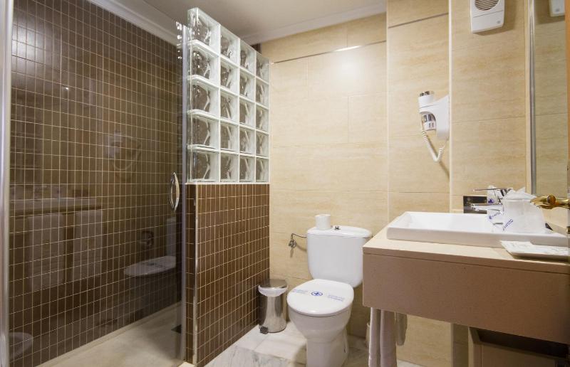 Basic Double Room image 4