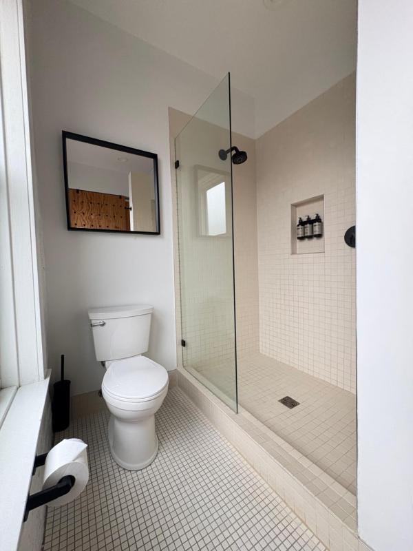 Deluxe Room with Private Bathroom image 4