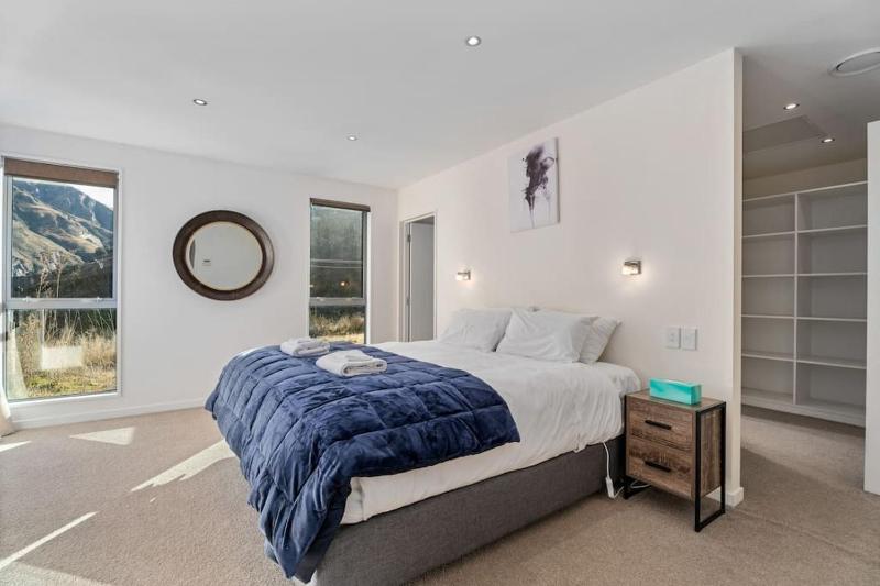 Huge & Stylish on Shotover 4 Bedrooms - image 19
