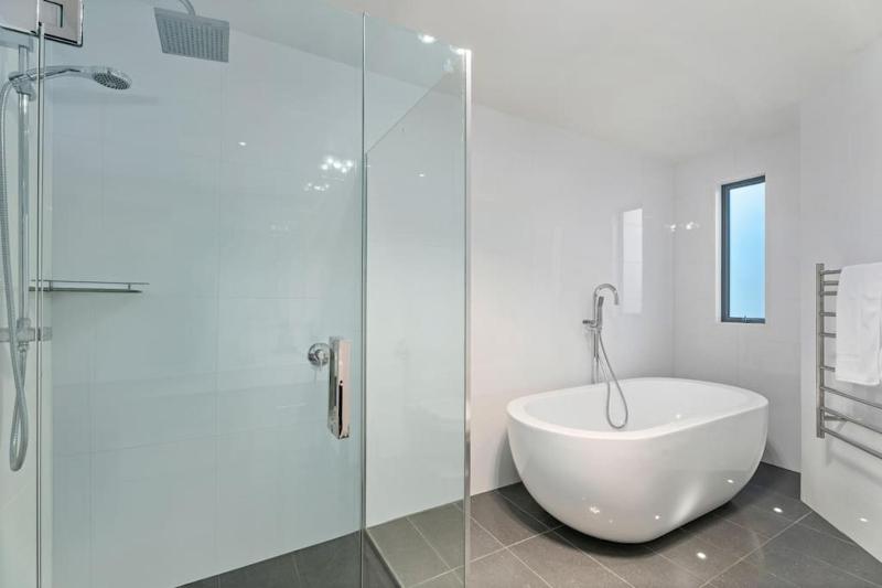 Huge & Stylish on Shotover 4 Bedrooms - image 23